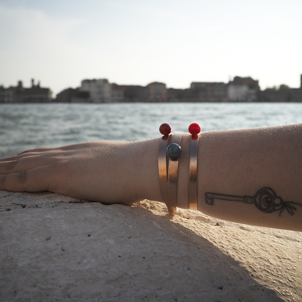 Bangles Solitario - Oro rosa con texture limata a righe - immagine 2